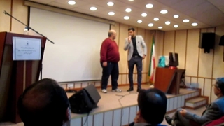 اجرای مسابقه خنده دار توسط مجری