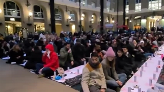 بریتانیای جدید ، حضور در جمعیت مسلمانان در مراسم افطار!