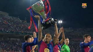 شادی بازیکنان بارسا با سه جام قهرمانی داخلی اسپانیا 2025