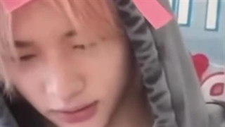 هیونجین وقتی میخواد خودش باشه (یاد آوری: ایشون لیریک رد لاتس رو نوشته) ㅋㅋㅋ