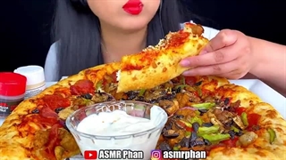 چالش خوردن پیتزا توسط ASMR PHAN