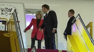 امانوئل مکرون و همسرش بریژیت هنگام پیاده شدن از هواپیما