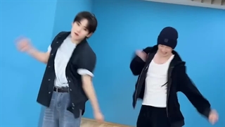 چالش تیک‌تاک بنگ‌چان و که هون کیک‌فلیپ با آهنگ freeze