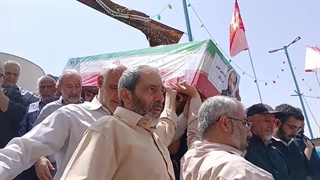 اقامه نماز بر پیکر شهید محمد معین نظری در شهرک شهید محلاتی - تهاجم رژیم صهیونیستی