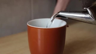 چه آبی بخوریم؟ آب معدنی بهتر است یا آب تصفیه شده یا جوشیده سرد شده؟