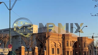 فوتیج معماری سنتی ایرانی، عمارتی زیبا با نمای آجری در میدان بهارستان