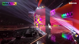 جنی برنده جایزه " RECORD OF THE YEAR (دسانگ) " در مراسم MMA2025 شد ترجمه صحبت های جنی : ادامه کپشن