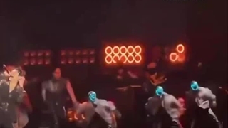 رقص ربات‌ها در کنسرت خواننده مشهور چینی