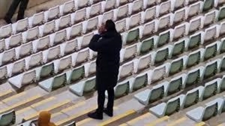 حرص خوردن مهدی رحمتی سرمربی خیبر از روی سکوهای ورزشگاه نقش جهان