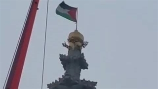 اهتزاز پرچم فلسطین بر فراز برج‌های کلیسای وین در اتریش