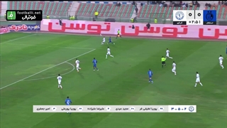 خطای خشن بازیکن گل گهر روی صالح حردانی که داور اعتقادی به اخراج نداشت