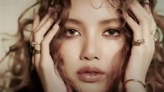 در مجله VOGUE فیلیکس و لیسا به ترتیب رتبه 1 و 2 رو دارن و به پربازدیدترین کاوران این مجله در سال 2025 تبدیل شدن