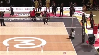 عذرخواهی دراماتیک والیبالیست ژاپنی از داور مسابقه