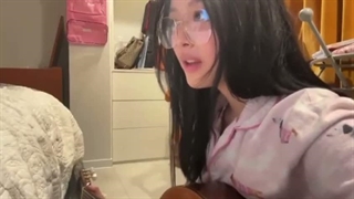 HANNI IS SINGING DIE WITH A SMILE LIVE WITH HER GUITAR*