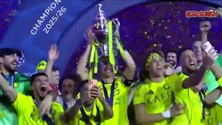 جشن قهرمانی النصر عربستان در لیگ و بالا بردن جام توسط رونالدو