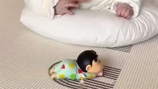 >_○