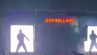 جنی امشب در حال تماشای اجرای Lorde’s در مراسم gov ball نیویورک دیده شد