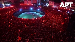 هزاران عزادار در شب عاشورا در میدان انقلاب تهران.....