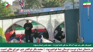 لحظه عبور پیکر مطهر رهبر شهید از میدان بسیج