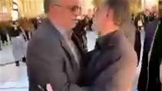 لحظه تشرف منصور بیجار استاندار سیستان ‌وبلوچستان به حرم مطهر رضوی و حضور در جمع زائرین و عزاداران