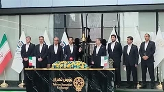 لحظه نواختن زنگ آغاز معاملات بورس تهران توسط روح الله شهیدی‌پور مدیرعامل تاپیکو