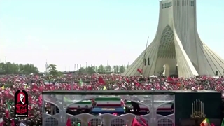 خودروی حامل پیکر رهبر شهید انقلاب در میان عزاداران؛ میدان آزادی تهران