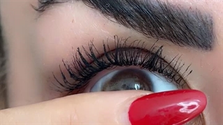 لنز طبیعی روی چشم قهوه ای