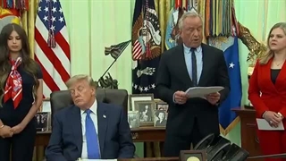 چرت زدن ترامپ هنگام سخنرانی یک مقام!