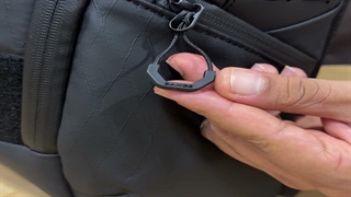 کوله تک بند بنج FW-227؛ بررسی فضای تبلت، زیپ YKK و طراحی شهری