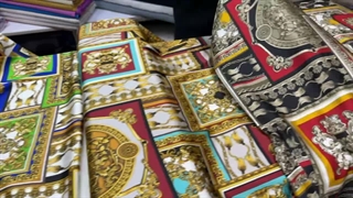 پارچه مجلسی سیلک ابریشم  طرحدار طرح کتیبه رنگ قرمز طلایی