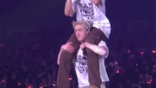 اینجا بلندش کرد ^_^ Han and Bangchan