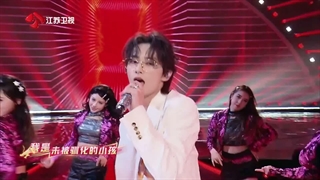 کاور جون سونتین SEVENTEEN از آهنگ shut up and dance در douyin festival