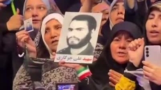 نوای هیهات مناالذله حاج صادق آهنگران بر سر مزار رهبر شهید انقلاب - رواق دارالذکر
