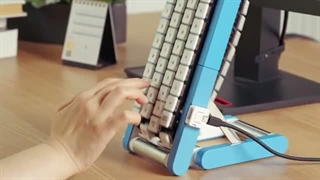کلیدهای این کیبورد عجیب روی نوار نقاله حرکت می‌کنند!