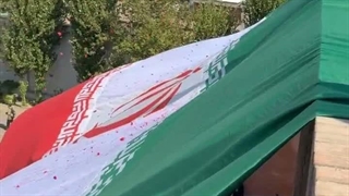 تصاویری از گل‌باران و اهتزاز پرچم ایران بر فراز دانشگاه شریف