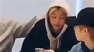 توجهتون رو جلب میکنم به با عشوه ترین ایدل کیپاپ>>>hiii FELIX