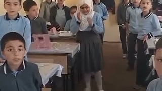 بکاء طفلة بعد طردها من الفصل بسبب الحجاب فی أذربیجان